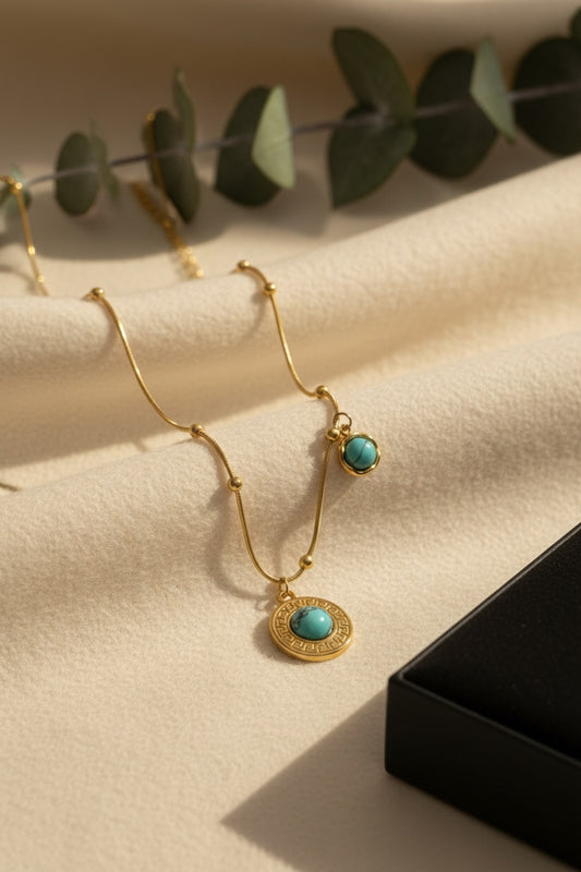Turkuaz Taşlı Yuvarlak Desenli Gold Kadın Çelik Kolye – Minimal Vintage Model