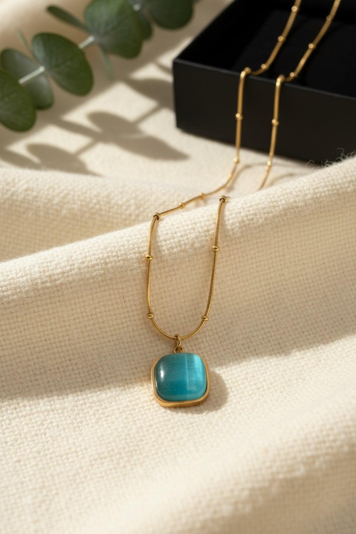 Turkuaz Taşlı Kare Gold Çelik Kadın Kolye – Minimal Modern Tasarım