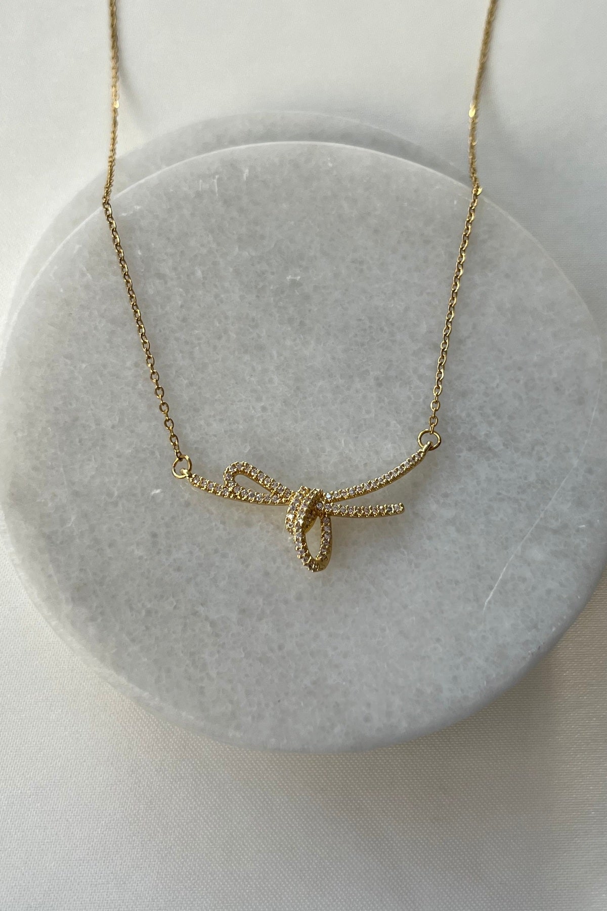Kadın Gold Renk Tam Tur Zirkon Taşlı Kurdele Figürlü Çelik Kolye