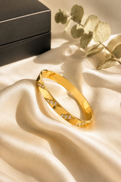 Çelik Kelepçeli Kadın Bileklik Gold Renk Taşlı Kararmaz Paslanmaz Şık Tasarım