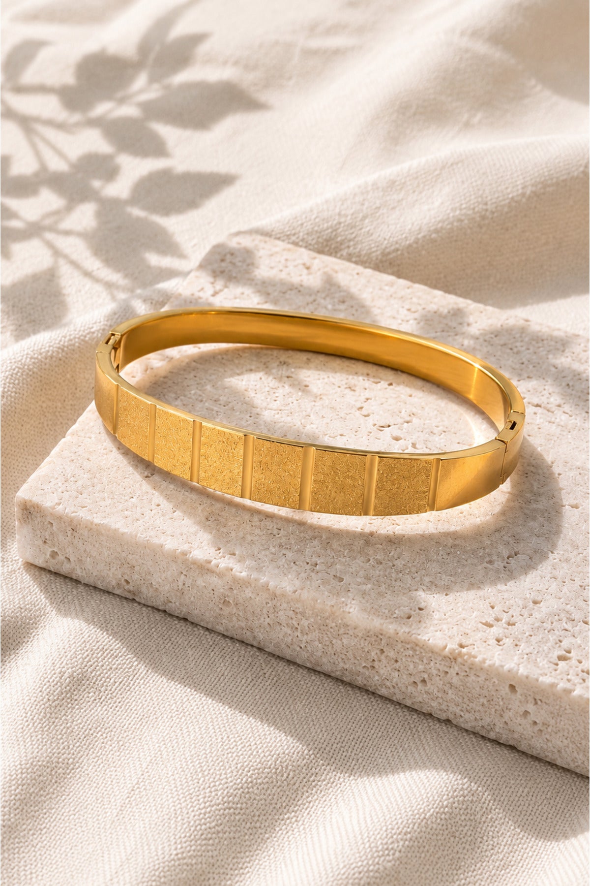 Çelik Kelepçeli Kadın Bileklik Gold Renk Kararmaz Paslanmaz Minimal Tasarım