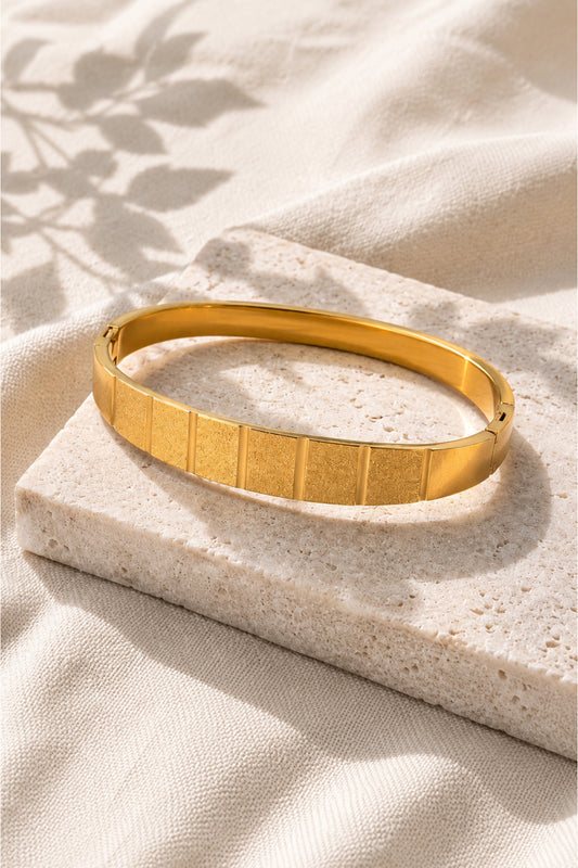 Çelik Kelepçeli Kadın Bileklik Gold Renk Kararmaz Paslanmaz Minimal Tasarım