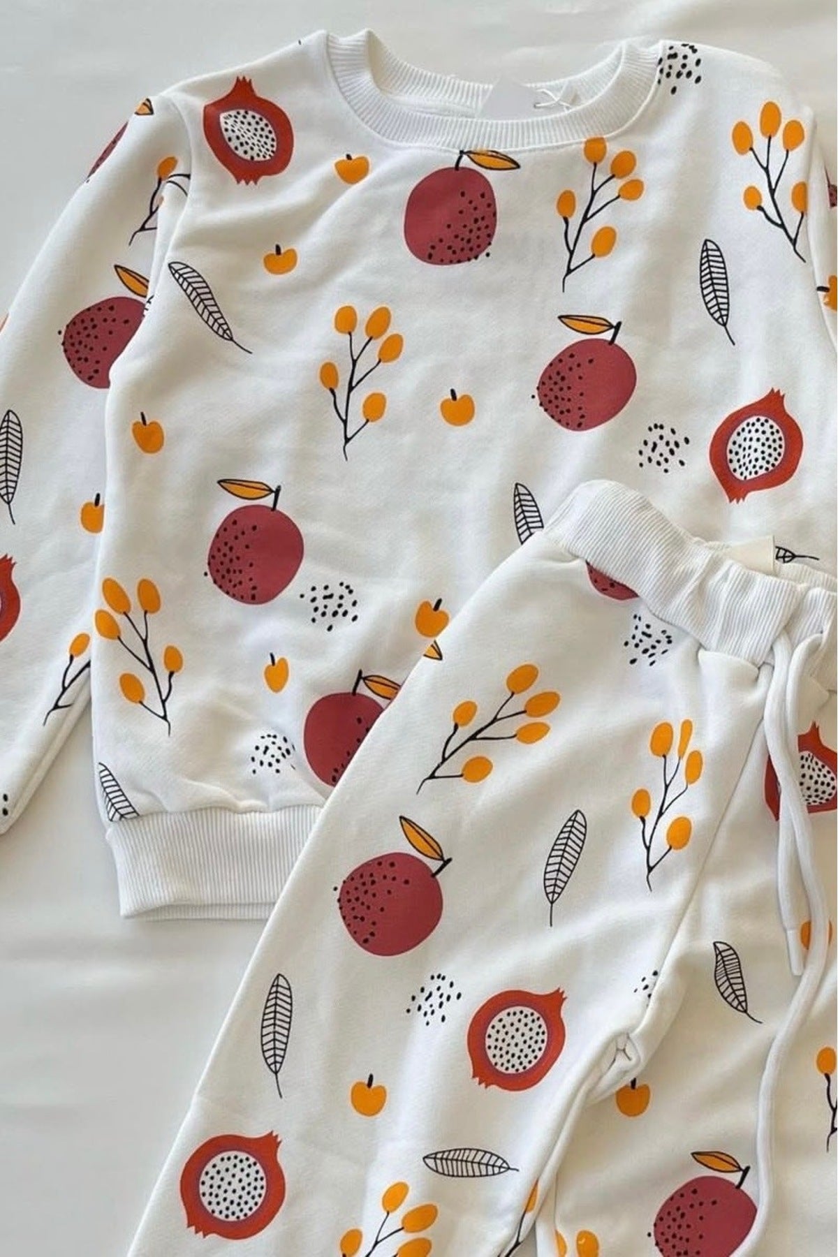 Beyaz Üzerine Kırmızı Meyve Desenli Kız Çocuk Sweatshirt ve Eşofman Takımı - Beyaz