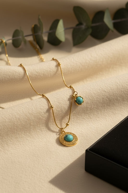 Turkuaz Taşlı Yuvarlak Desenli Gold Kadın Çelik Kolye – Minimal Vintage Model