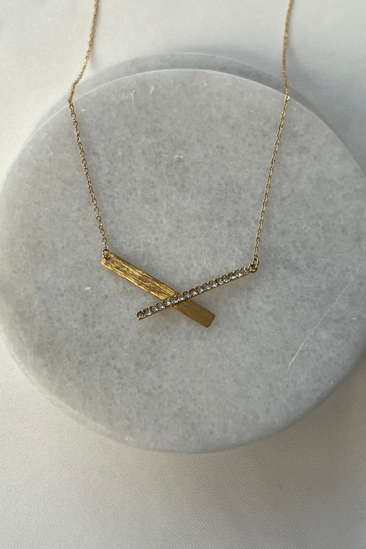 Minimalist Tasarım Zirkon Taşlı Dikey Çubuk Figürlü Çelik Kolye